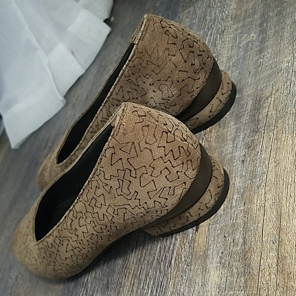 Salvatore FERRAGAMO Size 7 AA Tan Suede Leather Gold design Low Heel - Picture 2 of 16